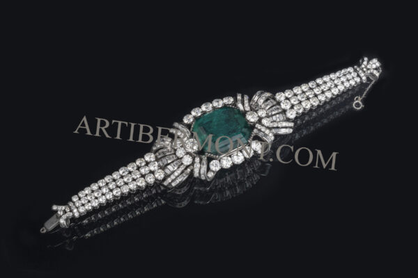 Bracelet en platine et or sertie d’une émeraude de Colombie de 53,51 carats et de 35 carats de diamants environ