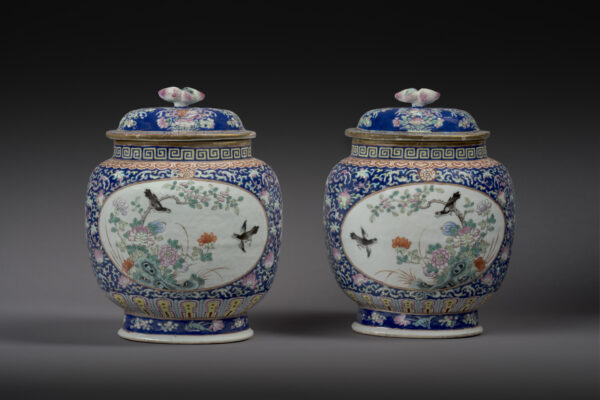Paire de vases couverts en porcelaine émaillée polychrome à décor de pies, époque Guangxu
