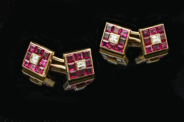 Van Cleef & Arpels, paire de boutons de manchette en or sertie de rubis et de diamants