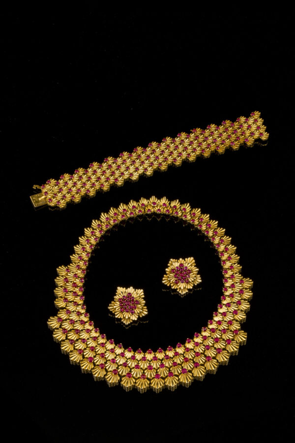 Maison Eliakim Paris, parure en or sertie de 145 carats de rubis Birman