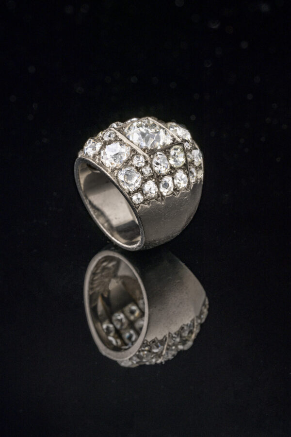 Suzanne Belperron, Bague “ruban” en platine serti d’un diamant de 2,96 carats dans un entourage de diamants