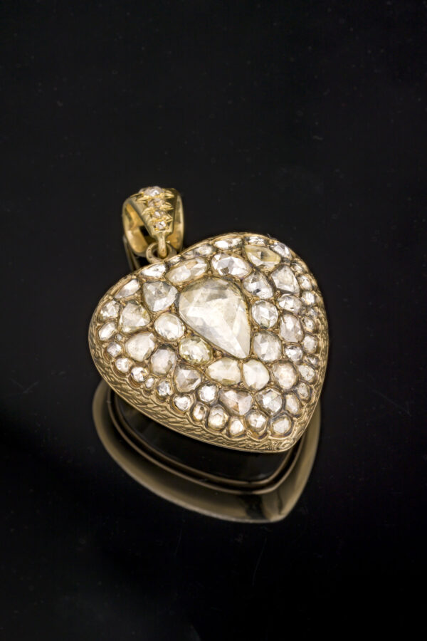 Heart pendant in Gold set with 7 carats of Diamonds